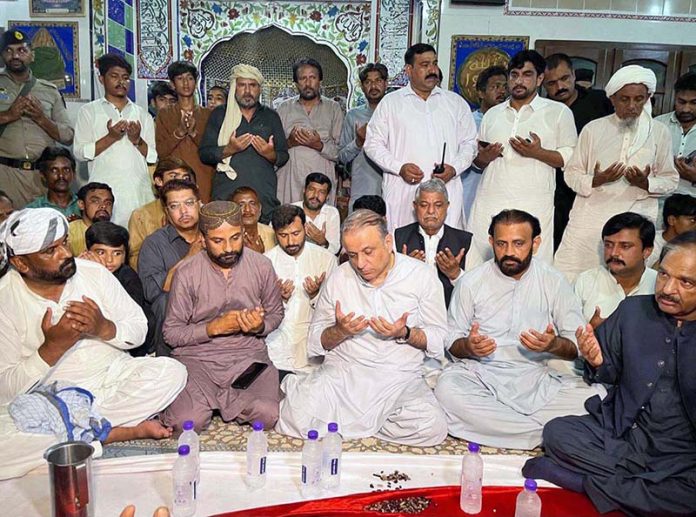 Federal Minister Abdul Aleem Khan expressing condolences and offering Fateha to the family of two brothers martyred in the Balochistan bus firing