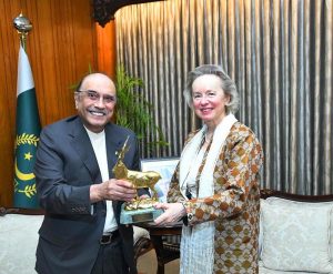 President Asif Ali Zardari presenting a souvenir to the outgoing ambassador of Austria Mrs. Andrea Wicke during a farewell meeting at Aiwan-e- Sadr.