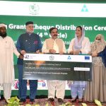 Balochistan Governor Jaffar Khan Mandukhel and federal ministers present a grant cheque of Rs10 million to women during a seminar on women in agriculture at Governor House