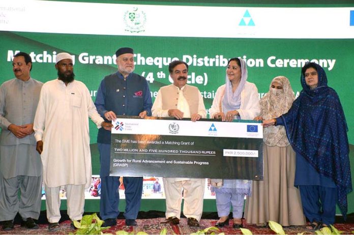 Balochistan Governor Jaffar Khan Mandukhel and federal ministers present a grant cheque of Rs10 million to women during a seminar on women in agriculture at Governor House