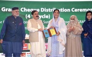 Balochistan Governor Jaffar Khan Mandukhel and federal ministers present a grant cheque of Rs10 million to women during a seminar on women in agriculture at Governor House