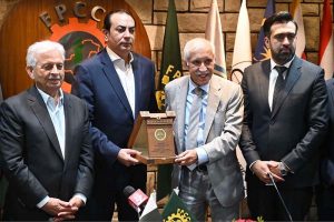 President FPCCI & ECO-CCI Atif Ikram Sheikh presents a shield to Federal Minister for Investment Qaiser Ahmed Sheikh during the Interactive Session on "Economic Integration between Pakistan-ASEAN Regions" at the FPCCI Capital House office in the Federal Capital