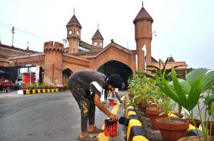 Labourers busy in maintenance and upgradation work at Lahore Railway station in the Provincial Capital.