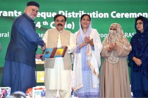 Balochistan Governor Jaffar Khan Mandukhel and federal ministers present a grant cheque of Rs10 million to women during a seminar on women in agriculture at Governor House