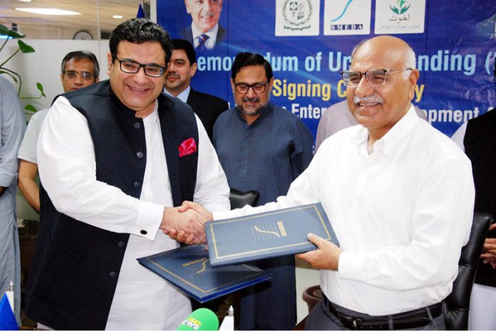 CEO SMEDA Mr. Socrat Aman Rana signs the MoU with Chairman Akhuwat Foundation Dr. Amjad Saqib in the presence of the Secretary MoIP Mr. saif Anjum