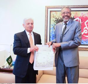 Federal Minister Rana Tanveer Hussain and Sudanese Ambassador H.E. Salih Mohamed Ahmed Mohamed Siddig exchange souvenirs after bilateral meeting.