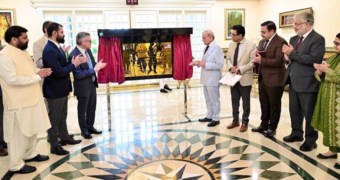 Prime Minister Muhammad Shehbaz Sharif unveils a commemorative plaque for the National Institute of Technology made in collaboration with Arizona State University