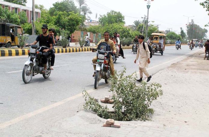 An open manhole on a main road in Bahawalpur poses a serious threat to pedestrians and vehicles. Authorities are urged to take immediate action to prevent any mishap