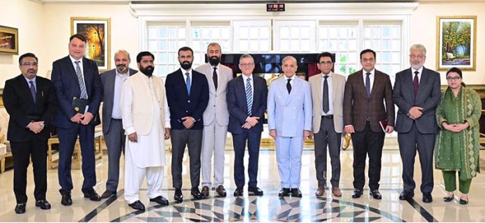 Prime Minister Muhammad Shehbaz Sharif in a group photo with the delegation from Arizona State University
