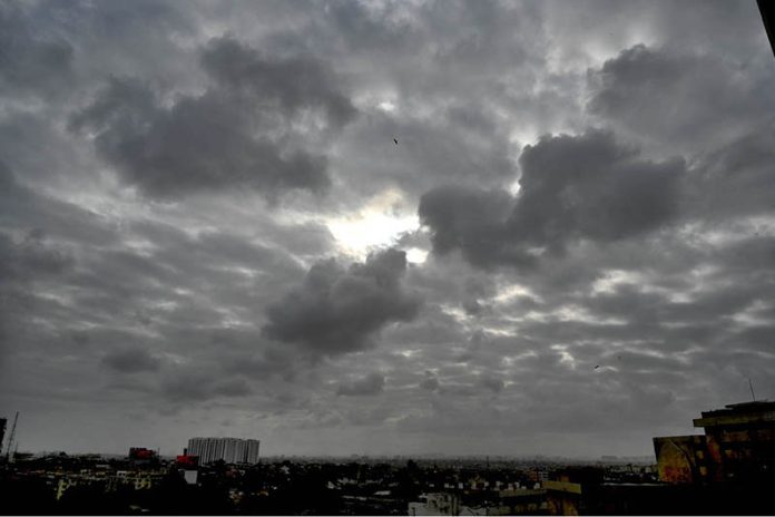 A beautiful view as Nimbostratus clouds blanket the sky in a dark gray layer over the metropolis, heralding the imminent arrival of rain in the provincial capital