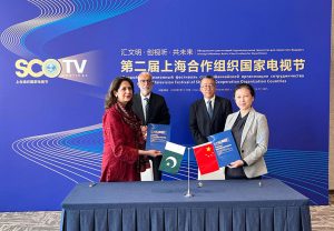 Ms. Ambreen Jan, Federal Secretary of the Ministry of Information and Broadcasting and Managing Director of Pakistan Television Corporation, and Ms. Zheng Kui, Head of the International Cooperation Department and Deputy Editor-in-Chief of Guangxi Radio and TV Station, signed a cooperation protocol between Pakistan Television Corporation Ltd. and Guangxi Radio and Television.