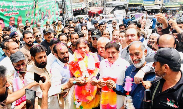 Federal Minister for Railways Muhammad Hanif Abbasi lays the foundation stone for Ratta Road’s reconstruction, including drainage restoration