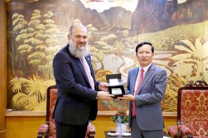 Federal Minister for Commerce, Jam Kamal Khan presents a souvenir to Mr. Pham Tan Cong, President of VCCI, in appreciation of Vietnam’s continued support for strengthening bilateral trade cooperation