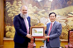 Federal Minister for Commerce, Jam Kamal Khan presents a souvenir to Mr. Pham Tan Cong, President of VCCI, in appreciation of Vietnam’s continued support for strengthening bilateral trade cooperation