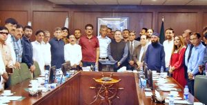 Federal Minister for Maritime Affairs Muhammad Junaid Anwar Chaudhry talking to a delegation of the Sindh Parliamentary Reporters Association.