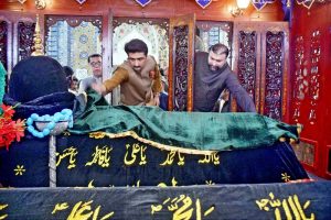 Chief Minister Balochistan Sarfraz Bughti and Sindh Minister for Culture & Tourism Zulfiqar Ali Shah laying wreath on the grave of Hazrat Shah Abdul Latif Bhitai on the occasion of 282nd urs celebrations