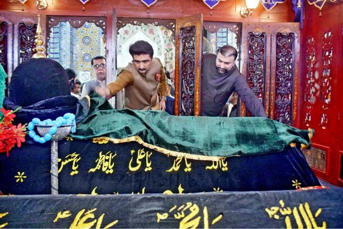 Chief Minister Balochistan Sarfraz Bughti and Sindh Minister for Culture & Tourism Zulfiqar Ali Shah laying wreath on the grave of Hazrat Shah Abdul Latif Bhitai on the occasion of 282nd urs celebrations