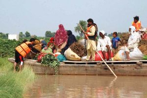 Rescue 1122 officials are helping people board boats to evacuate them from flood-hit areas after a breach in the Sutlej River inundated hundreds of acres of land in Bahawalpur. Flash floods have submerged standing crops in areas including Dera Bakha, Basti Lala Dera, and Mari Qasim Shah