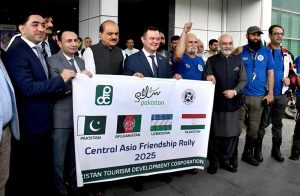 Prime Minister’s Coordinator on Tourism, Sardar Yasir Ilyas, presents a bouquet to H.E. Alisher Tukhtayev, Ambassador of Uzbekistan to Pakistan, during the launch ceremony of the Central Asia Friendship Rally 2025, organized by the Pakistan Tourism Development Corporation (PTDC).