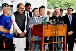 Prime Minister’s Coordinator on Tourism, Sardar Yasir Ilyas, presents a bouquet to H.E. Alisher Tukhtayev, Ambassador of Uzbekistan to Pakistan, during the launch ceremony of the Central Asia Friendship Rally 2025, organized by the Pakistan Tourism Development Corporation (PTDC).