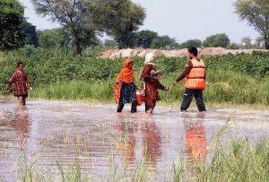 Rescue 1122 officials are helping people board boats to evacuate them from flood-hit areas after a breach in the Sutlej River inundated hundreds of acres of land in Bahawalpur. Flash floods have submerged standing crops in areas including Dera Bakha, Basti Lala Dera, and Mari Qasim Shah
