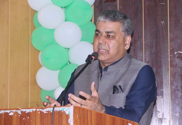 Chairman Punjab Land Record Authority (PALRA) Chaudhry Tariq Subhani is addressing an awareness seminar regarding the issuance of Land Assistant Facility