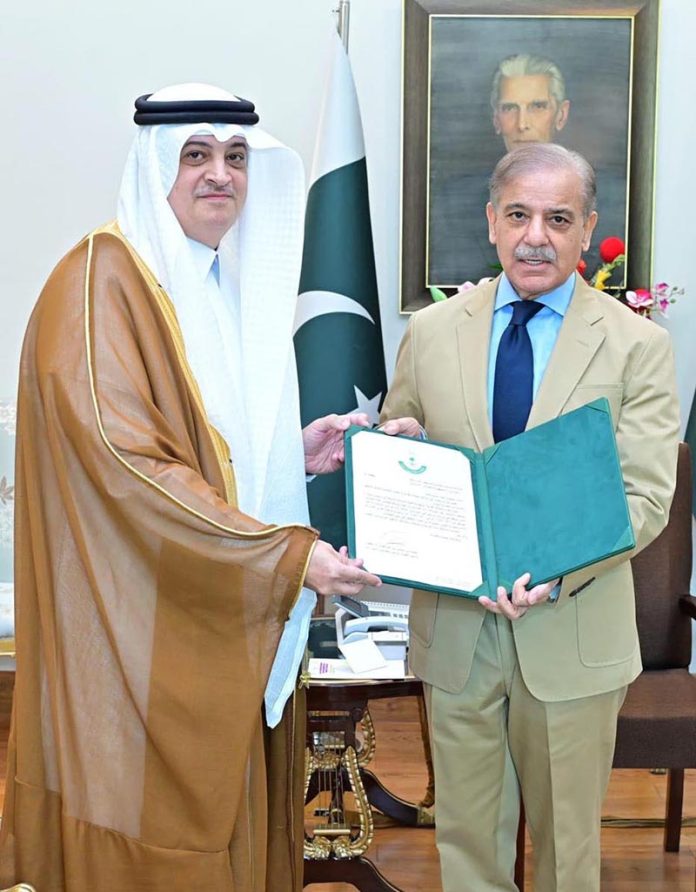 Ambassador Nawaf bin Said Al-Malky, Ambassador of the Kingdom of Saudi Arabia presented an invitation letter from His Royal Highness Crown Prince Mohammed bin Salman bin Abdul Aziz Al Saud to Prime Minister Shehbaz Sharif to participate in the ninth Future Investment Initiatives (FII) Forum to be held in Riyadh from 27-30 October, 2025