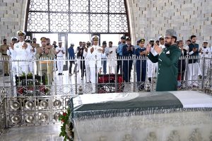 Sindh Inspector General of Police (IGP) Ghulam Nabi Memon along with Additional Inspector General Karachi Police Javed Alam Odho, DIG’s SSP’s and others officials offering fateha after laying floral wreath on the grave of Quaid-e-Azam Muhammad Ali Jinnah to mark the 78th Independence Day of Pakistan at Mazar-e-Quaid