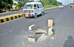 An open manhole in the middle of a newly carpeted road near Head Muhammad Wala poses a serious risk to vehicles and commuters, raising concerns over road safety and maintenance.