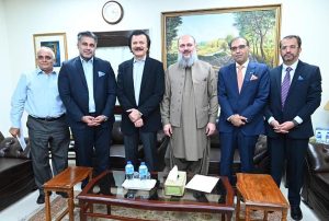 Federal Minister for Commerce Jam Kamal Khan, Special Assistant to the Prime Minister Haroon Akhtar Khan, with the delegation of Rawalpindi Chamber of Commerce & Industry (RCCI) led by its President, and members of All Pakistan Textile Mills Association (APTMA), after the policy consultation meeting.
