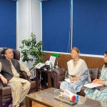 Federal Minister for Maritime Affairs, Muhammad Junaid Anwar Chaudhry talking to UNESCO representative, Dr. Cristina Menegazzi who called on him