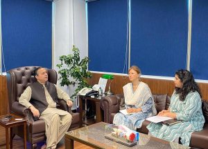 Federal Minister for Maritime Affairs, Muhammad Junaid Anwar Chaudhry talking to UNESCO representative, Dr. Cristina Menegazzi who called on him