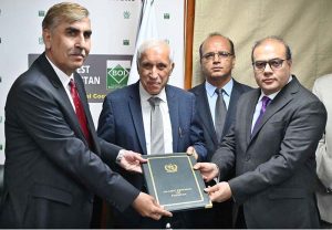 Federal Minister for Investment, Qaiser Ahmad Sheikh, witnessing the exchange of documents after the signing of MoUs for integrating Federal and Provincial Regulators with SECP’s E-Service Portal at the PMU (CPEC-ICDP)-BOI Board Room, Evacuee Trust Complex