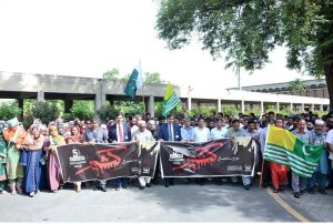 Vice Chancellor of Government College Women University Faisalabad (GCWUF), Prof. Dr. Kanwal Amin, leads a walk organized in connection with Yaum-e-Istehsal-e-Kashmir (Kashmir Exploitation Day) at GCWUF.