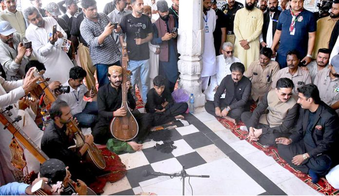 Governor KPK Faisal Karim Kundi and Sindh Minister for Culture and Tourism Zulfiqar Ali Shah listen to traditional kalam at the shrine of Hazrat Shah Abdul Latif Bhitai during the 282nd Urs celebrations