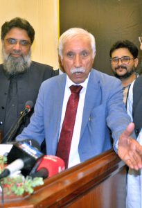 Federal Minister for Investment & Chairman Board of Investment Qaiser Ahmed Sheikh talking to media persons during post budget seminar 2025-26 at ISRA University.