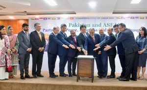 Mr. Wunna Han, Ambassador of the Republic of the Union of Myanmar cuts a cake during the ceremony commemorating the 58th ASEAN Day 2025 on the “Pakistan and ASEAN: Partners in Peace, Progress, and Regional Prosperity” at ISSI