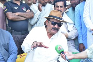 Federal Minister and Chairman Parliamentary Committee for Kashmir Affairs Rana Mohammad Qasim Noon is offering Dua for the flood affectees in Jalalpur Pir Wala