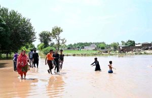 Residents wade through floodwater while evacuating to safer places after Mid Ranjha was inundated, as rivers swelled above dangerous levels due to heavy rains and the opening of Indian floodgates.