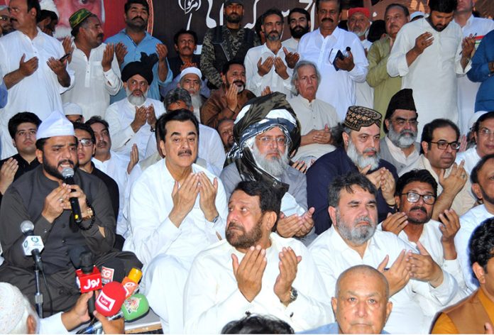 Chairman Senate Syed Yousuf Raza Gilani offering dua during Qul Khawani of his cousin, former Federal Minister Syed Tanveer-ul-Hassan Gillani, at Mosa Pak shrine