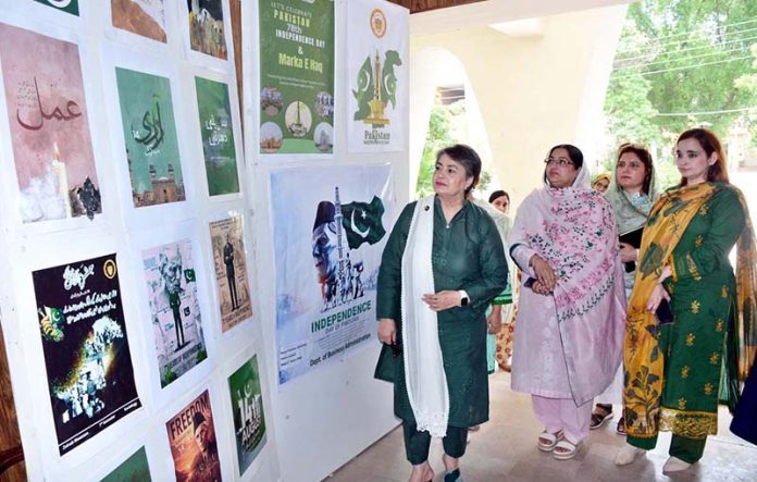 Vice Chancellor of Government College Women University Faisalabad (GCWUF), Prof Dr Kanwal Ameen, reviews the work of participants during a poster competition organized by GCWUF to mark Independence Day and Marka-e-Haq