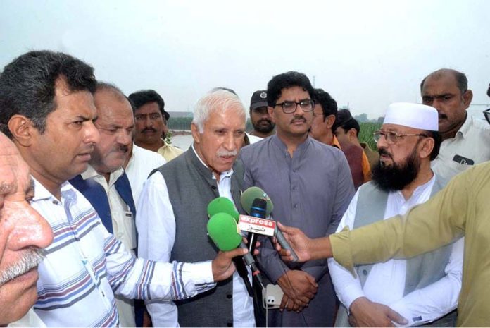 Federal Minister for Board of Investment, Qasir Ahmad Sheikh talking to media after visits flood-hit areas along Jhang–Chiniot Road, In Chiniot, around 100 villages and nearly 100,000 people have been affected by the heavy floods