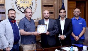 Senior Vice President Sialkot Chamber of Commerce & Industry (SCCI), Waseem Shahbaz Lodhi, presenting a shield to Imtiaz Ahmed Khan of Public System Technology during the FBR Digital Invoice Awareness Seminar at SCCI.