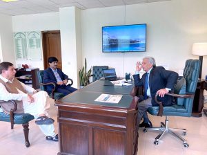 Federal Minister Rana Tanveer Hussain meets Shah Ghulam Qadir to express solidarity with Kashmiris.