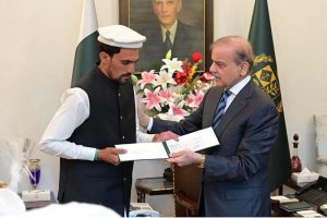 Prime Minister Muhammad Shehbaz Sharif presents prize cheques to Shepherds from Ghizer Gilgit Balitistan Wasiyat Khan, Ansar and Muhammad Khan, whose timely warning led to the safety of all residents from the disastrous Glacial Lake Outburst Flood (GLOF) in Ghizer Valley.