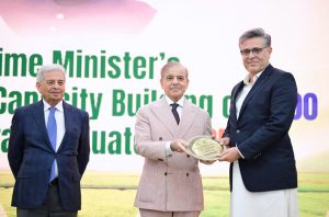 Prime Minister Muhammad Shehbaz Sharif presents honorary shields to the key members of Prime Minister's initiative of capacity building of 1000 agricultural graduates in China.