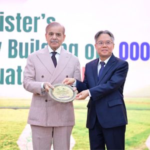 Prime Minister Muhammad Shehbaz Sharif presents honorary shields to the key members of Prime Minister's initiative of capacity building of 1000 agricultural graduates in China.