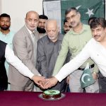 DG PID Lahore Shafqat Abbas Khan along with senior journalists Salman Ghani and Saleem Sheikh cutting a cake on the occasion of 78th independence day of Pakistan