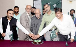 DG PID Lahore Shafqat Abbas Khan along with senior journalists Salman Ghani and Saleem Sheikh cutting a cake on the occasion of 78th independence day of Pakistan