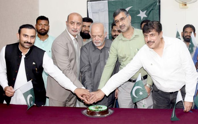 DG PID Lahore Shafqat Abbas Khan along with senior journalists Salman Ghani and Saleem Sheikh cutting a cake on the occasion of 78th independence day of Pakistan